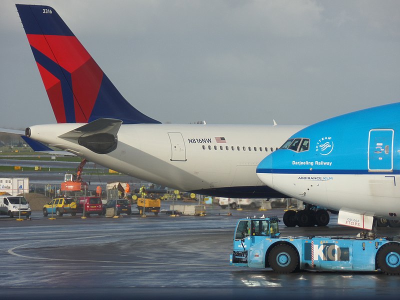 File:Delta Air Lines Airbus A330-323 N816NW and KLM Boeing 777-206ER PH-BQD at AMS 22OCT2014.JPG