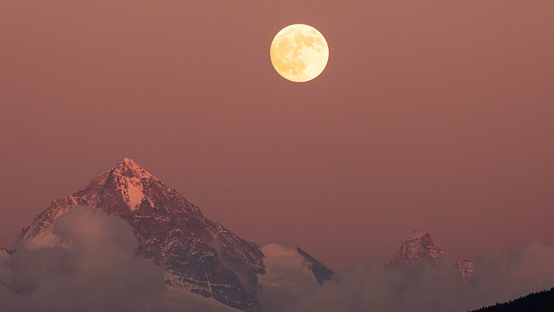 File:Dent Blanche, Supermoon and Matterhorn.jpg