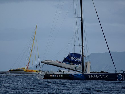Deux bateaux du Vendée Globe 2008 au mouillage pour réparation face au Port-aux-Français : Temenos du Dominique Wavre et Cheminées Poujoulat de Bernard Stamm, ce dernier y échouera son bateau.