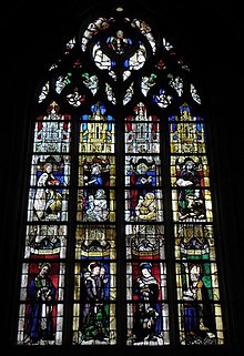 Photographie d'un vitrail gothique flamboyant