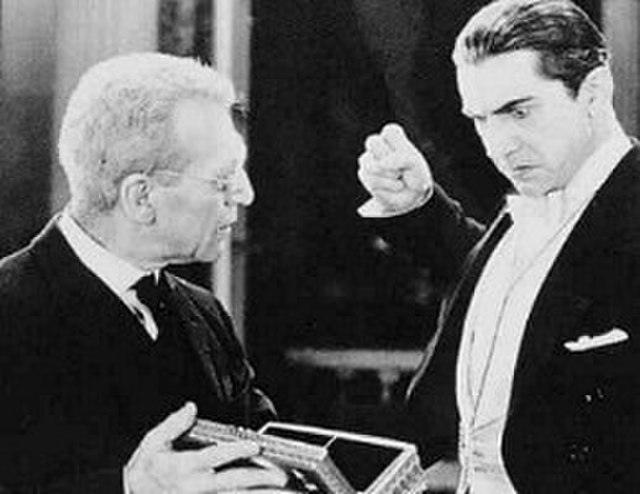Edward Van Sloan (Van Helsing) showing Lugosi a mirror.