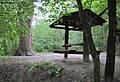 Čeština: Lavice u Dubu sedmi bratří - památný strom mezi Karlštejnem a Mořinou, okres Beroun English: Famous tree - oak (Dub sedmi bratří) between Karlštejn and Mořina in Beroun District, Czech Republic