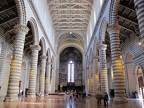 La nave central de la catedral de Orvieto, Italia, tiene dos niveles: arcada y ventanas de un simple clerestorio separadas por una cornisa.