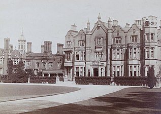 Easton Lodge någon gång innan 1918. Den del av huset som syns i vänstra delen av bilden brann ner 1918. Den del av huset som syns i högra delen revs 1947.