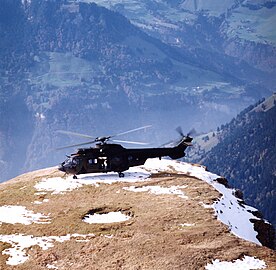 Un Cougar des Forces aériennes royales néerlandaises lors d'un entrainement de vol en montagne.