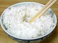 Creusez un trou au centre du bol de riz avec des baguettes.