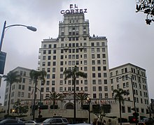 Fotografía en color que muestra un edificio muy alto, de color blanco.