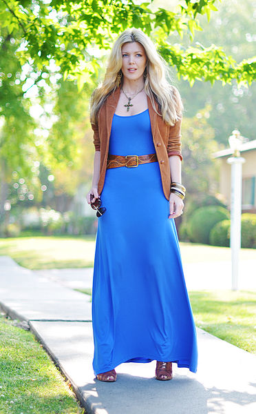 File:Electric blue maxi dress with cognac accessories.jpg