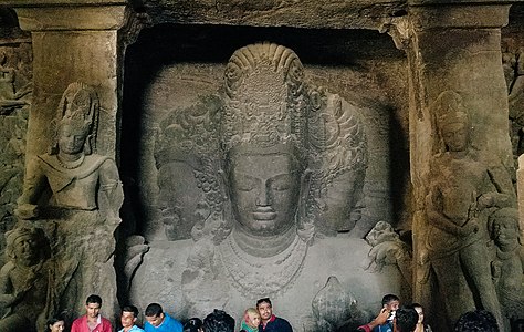 Peșterile Elephanta, triplu bust (trimurti) al lui Shiva, 18 picioare (5.5 m) înălțime, c. 550
