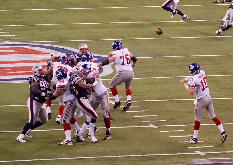 File:Eli Manning throws the ball (6837594035).jpg