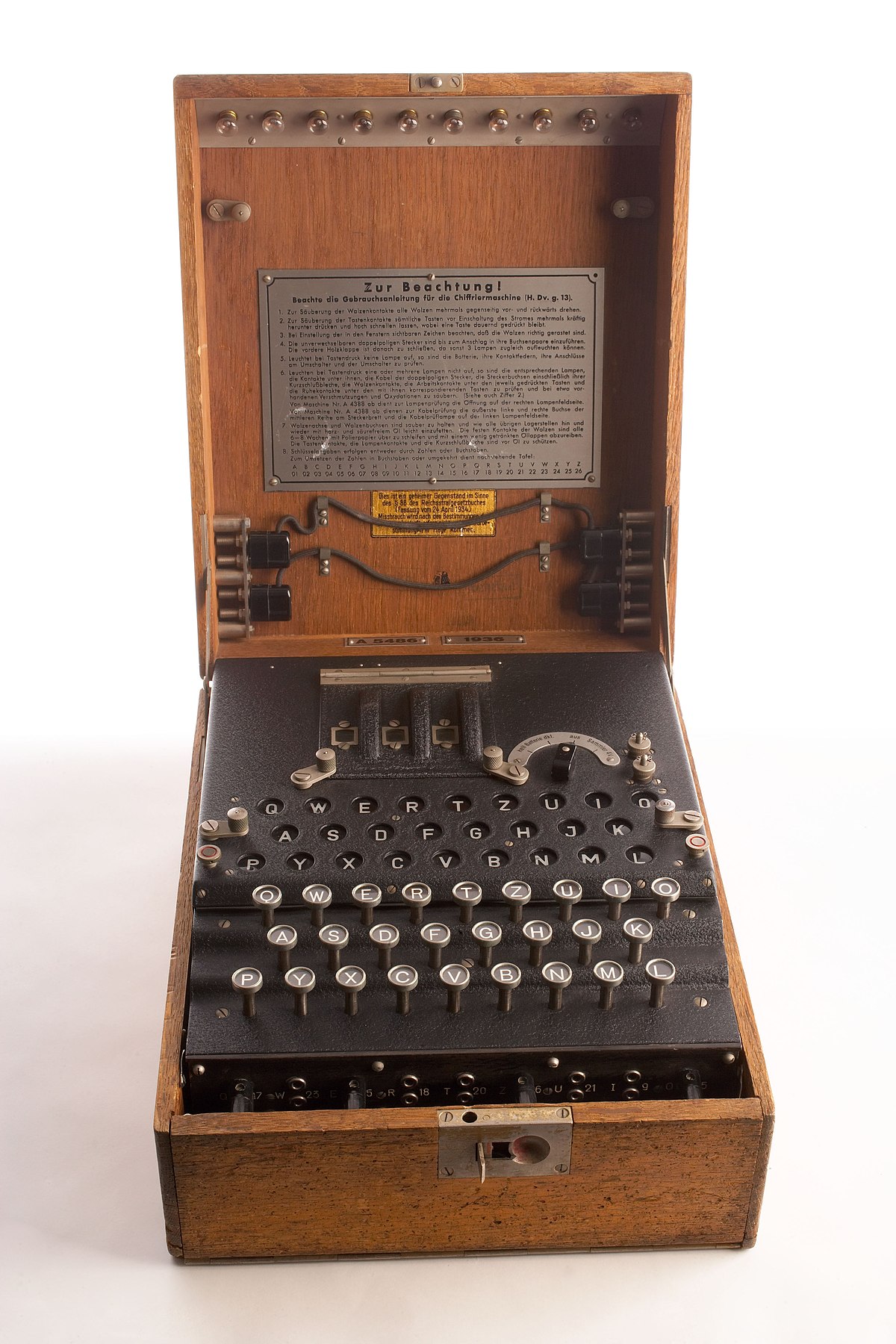 File:Enigma-Machine.jpg - Wikipedia