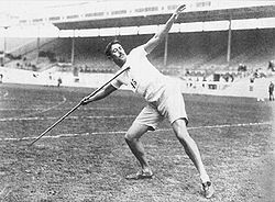 Eric Lemming heittää keihästä Lontoon olympialaisissa 1908.