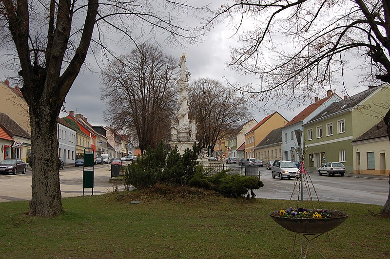 File:Ernstbrunn Hauptplatz 01.JPG