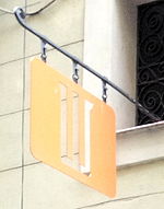 Vilawebs logotyp, hängande utanför redaktionen.