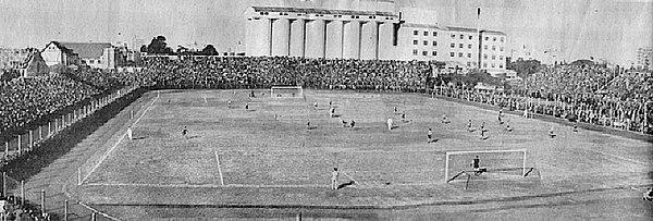 The stadium during a football match, c. 1940. The grandstand at background had been acquired to Club Boca Juniors some years earlier