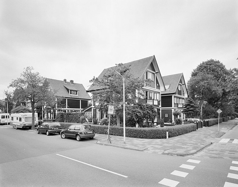 File:Exterieur overzicht van in Oostenrijk geprefabriceerde huizen, houtskeletbouw - Leeuwarden - 20323648 - RCE.jpg