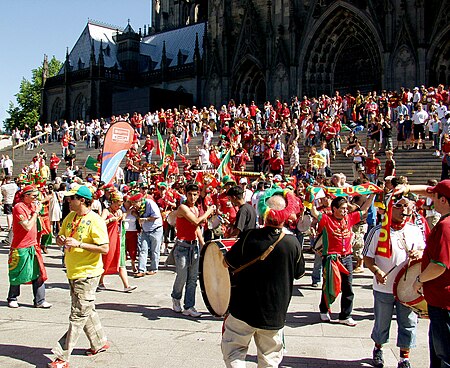 ไฟล์:Fans_of_the_Portuguese_national_football_team_in_Cologne_2.jpg