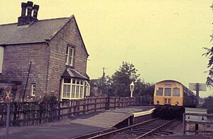 Featherstone Park tren istasyonu ve Metro Cammell dmu (British Rail Class 101) .jpg