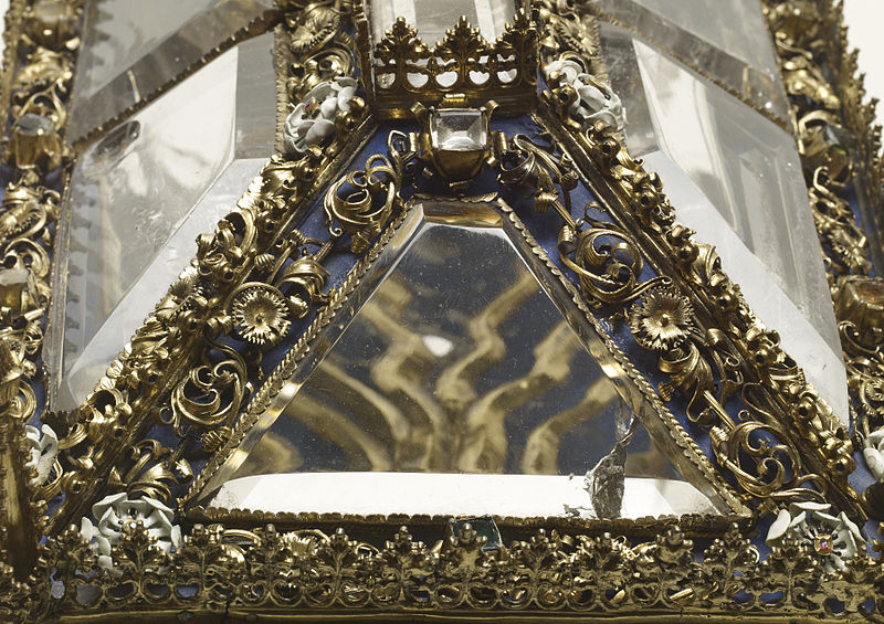 File:Flemish - Rock Crystal Reliquary - Walters 57695 - Detail A.jpg