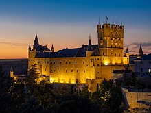 Fotografía nocturna del Alcázar de Segovia.jpg