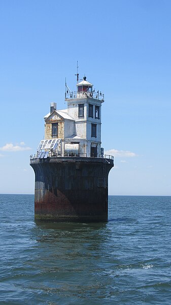 File:Fourteen Foot Bank Lighthouse (35225912005).jpg