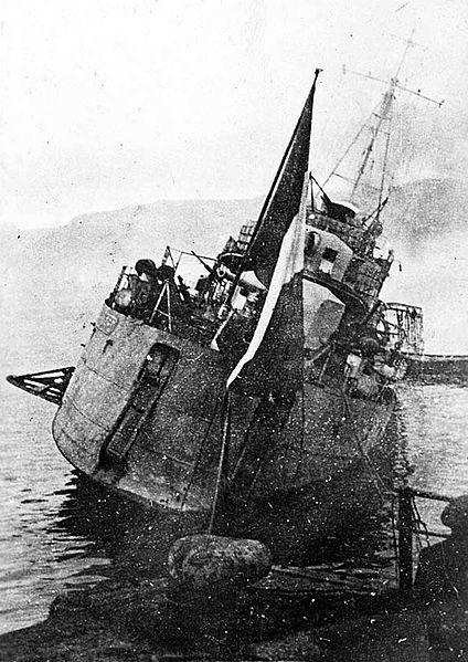 File:French destroyer Le Mars capsizing at Toulon in 1942.jpg