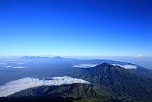 バリ島最高峰のアグン山から望むキンタマーニ高原。右にアバン山とバトゥール火山のカルデラ。