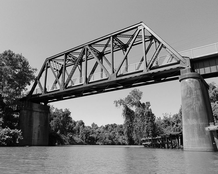 File:GH&H Railroad Bridge from Buffalo Bayou, Houston, Texas 1002101437BW (5056815151).jpg