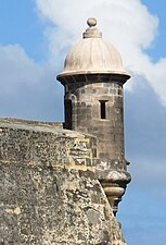 Blick auf die Ecke der Mauer der Festung in der Stadt San Juan (Puerto Rico) in Puerto Rico