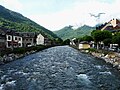 Garonne dans sa traversée du village de Bossòst