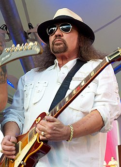 Gary Rossington Lynyrd Skynyrd at Simpleman 2011 (cropped).jpg