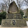 Gedenkstein von 1882, unten angebracht die gusseiserne Gedenktafel für die 1848 gefallenen Schleswig-Holsteiner aus den 1850er Jahren.