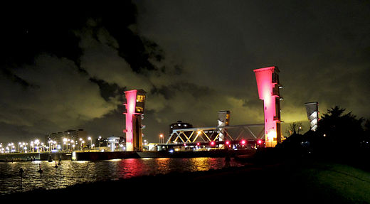 Gesloten stormvloedkering Hollandse IJssel. Rood verlichte Algerabrug (6 december 2013)