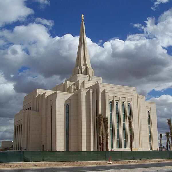 File:Gilbert Arizona Temple 2013-02-09 (100 7590) - cropped.JPG