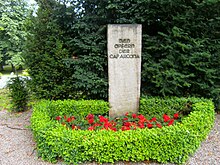 Stele auf dem Massengrab für 91 Opfer der Cap-Arcona-Katastrophe