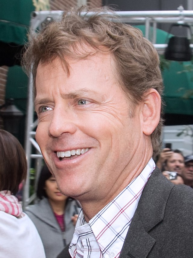 https://upload.wikimedia.org/wikipedia/commons/thumb/c/c3/GregKinnearTIFFSept2012_%28cropped%29.jpg/640px-GregKinnearTIFFSept2012_%28cropped%29.jpg