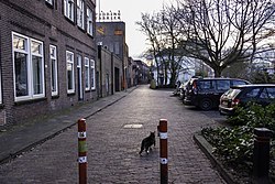 Het oostelijke deel van de Viaductstraat met links de Puddingfabriek. Op de achtergrond de driesprong met de Driehovenstraat (links).
