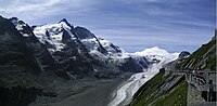 Típic ambient de glacera, amb la llengua de la glacera parcialment coberta per morenes