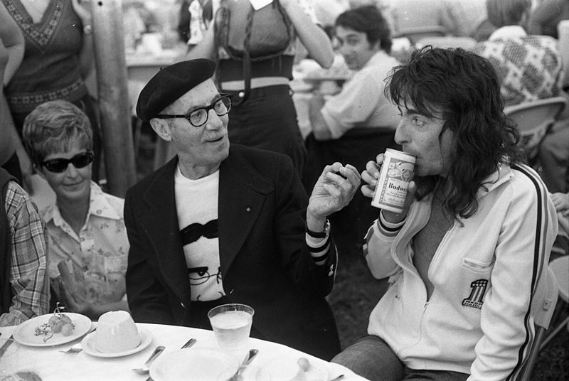 800px-Groucho_Marx_and_Alice_Cooper_at_Rancho_Mission_Viejo%2C_1974_%2825770467042%29