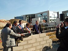 Catherine Tasca entourée du maire François Deligné à sa droite et Robert Cadabert à sa gauche en 2008 pour la première pierre de l'école de musique.