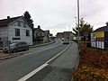 Efter den første rundkørsel på Alsvej og det grå hus tv. gik Randers-Hadsund-banen i venstre side af vejen og havnebanen i højre side