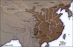 Dinastija Han leta 87 pr. n. št. Osrednji del države je obarvan rjavo. Prikazana so tudi poveljstva (rdeče pike) in protektorati (zelene pike)