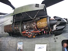vista lateral de um helicóptero com o compartimento do motor aberto, exibindo os internos do motor