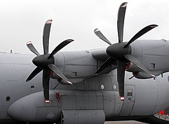 Hélices Dowty en matériaux composites à pas variable montées sur les turbopropulseurs Rolls-Royce AE 2100 D3 d'un Lockheed C-130J Hercules.