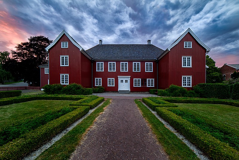 File:Herregården i Larvik sett fra Bastionhagen.jpg