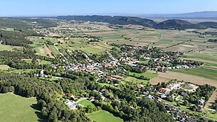 Im Vordergrund die Dörfer Maiersdorf, Stollhof und Gaaden der Gemeinde Hohe Wand