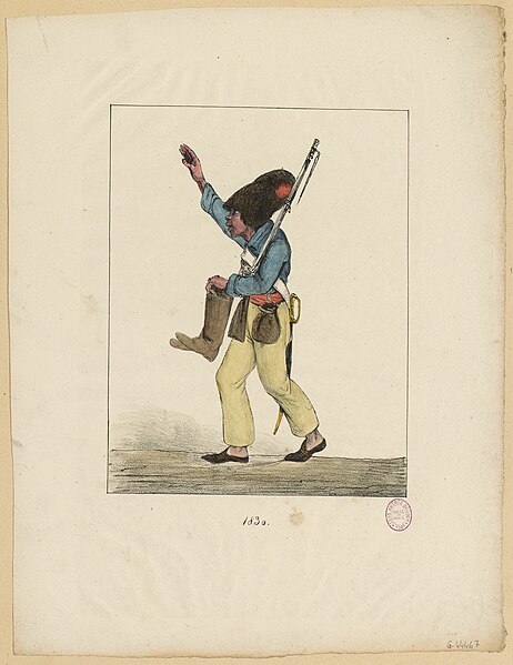File:Homme en habits bleu et jaune, portant un fusil et un casque de fourrure. 1830. 5. G.44467.jpg