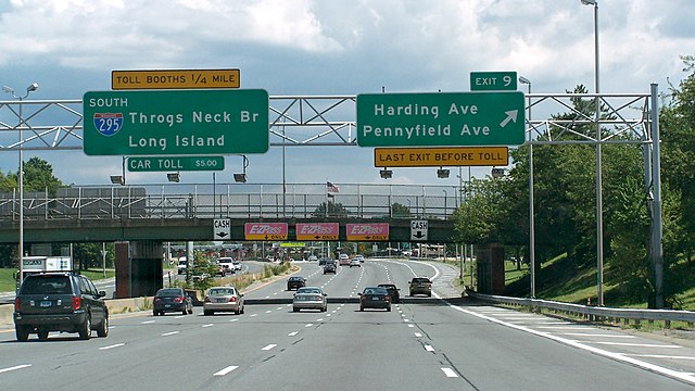 Southbound I-295 (Cross Bronx Expressway) nearing the Thrggs Neck Bridge's former toll plaza.