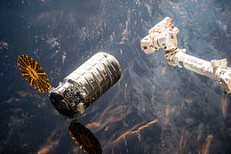 ISS-47 Cygnus OA-6 in avvicinamento alla ISS (1).jpg