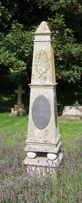 En obelisk som markerar platsen för familjen Flemings grav